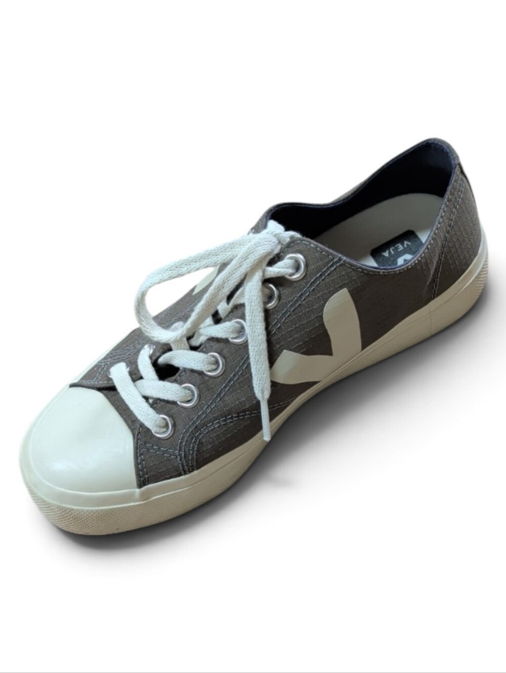 Veja, Wata II Low, Khaki / Olive Green Sneakers. Size 7. Euro Size 38